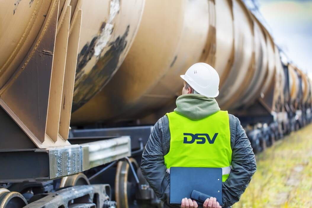 DSV medarbeider kontrollerer godstog